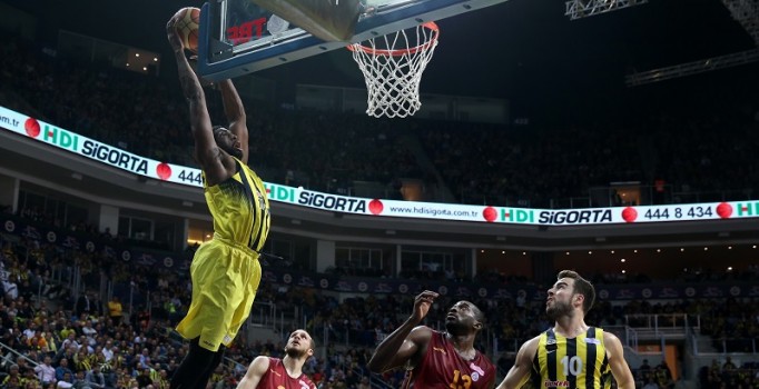 Fenerbahçe evinde Galatasaray Odeabank'ı 77-68 mağlup etti