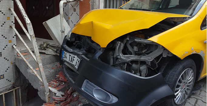 Taksi doğalgaz kutusuna çarptı, faciasının eşiğinden dönüldü