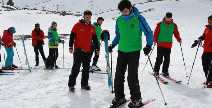 Denizli'de gençler kayak öğreniyor