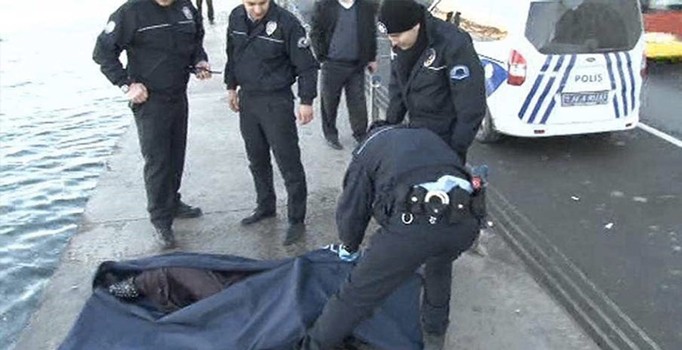 İzmir Konak'ta denizden çıkarılan kişi hayatını kaybetti