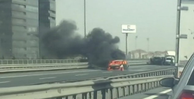 Son dakika! TEM'de araç yangını: Trafik durdu