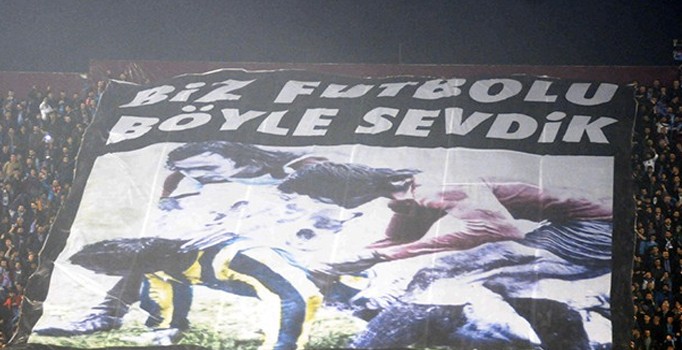 Avni Aker'de Fenerbahçe pankartı: Biz futbolu böyle sevdik