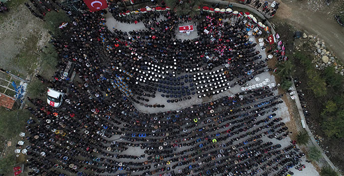 Afrin şehidini son yolculuğuna binlerce kişi uğurladı