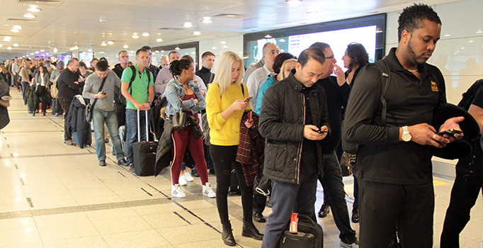Atatürk Havalmanı'nda 'polnet' arızası kuyruğu