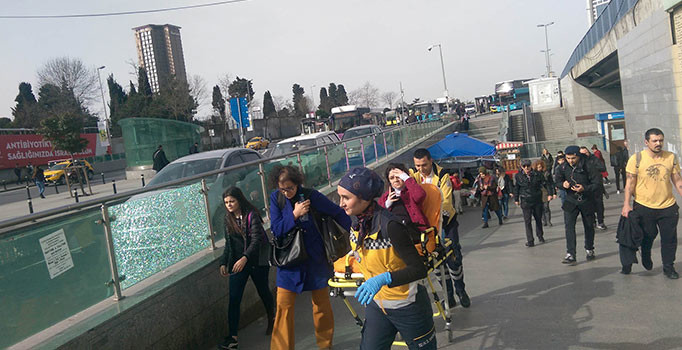 Mecidiyeköy'de durakta bekleyen yolcuya metrobüs çarptı