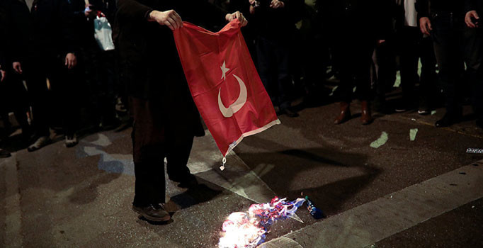 Türkiye'den, Yunanistan'a bayrak tepkisi: Bir an önce yakalayın