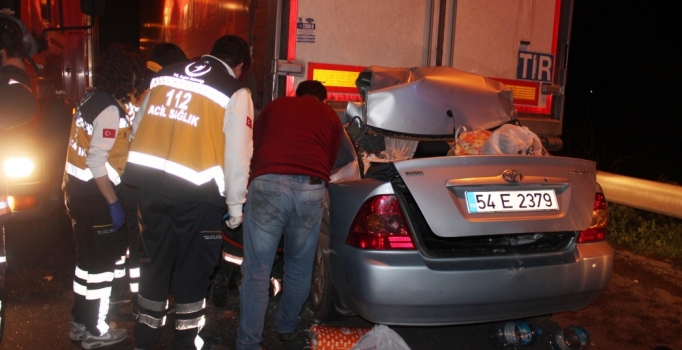 Otomobil park halindeki TIR'lara çarptı: Anne- oğul öldü