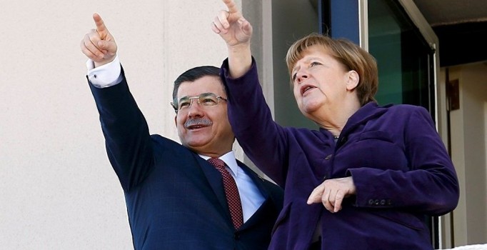Davutoğlu Merkel ile telefon görüşmesi yaptı