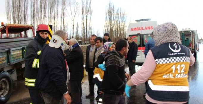 Minibüs ile traktör çarpıştı: 4 yaralı | Konya haberleri