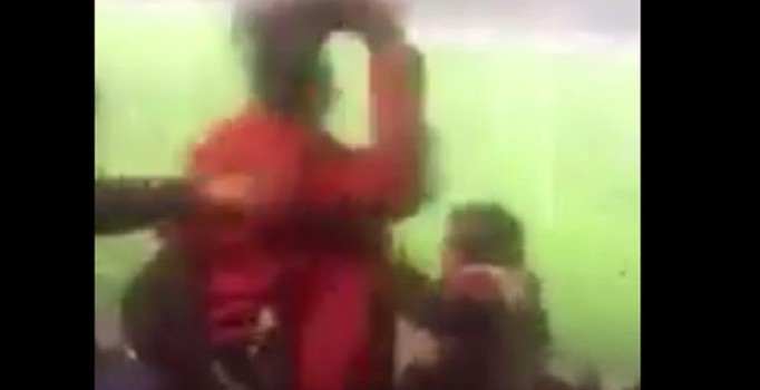 Hami Mandıralı'ya sinirlenen Trabzonspor taraftarı sahaya ayakkabılarını fırlattı