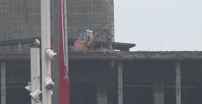 AKM'nin çatısına çıkarılan iş makinesi yıkıma başladı