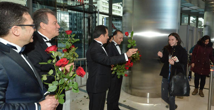 Genel Müdür kadın çalışanları smokinle karşıladı