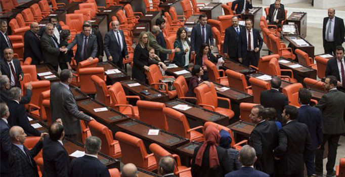 Meclis'te Afrin kavgası: 3 milletvekili yaralandı