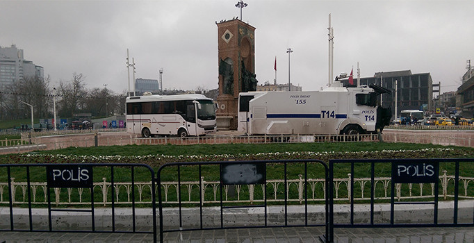 Taksim Cumhuriyet Anıtı'nın çevresi polis tarafından kapatıldı