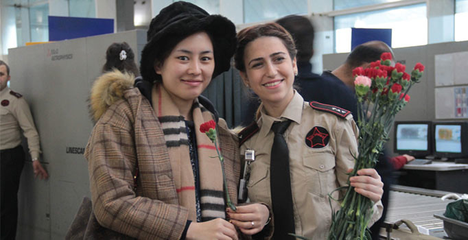 Atatürk Havalimanı’nda kadın yolculara çiçekli karşılama