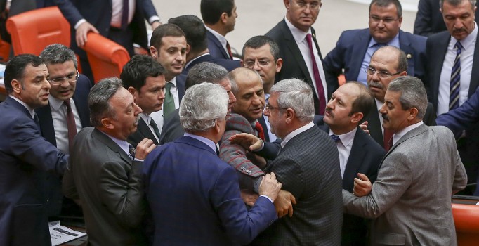 Meclis'te AK Partililer'le CHP'liler arasında gerginlik