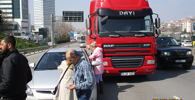 E-5 otoyolunda peş peşe kaza