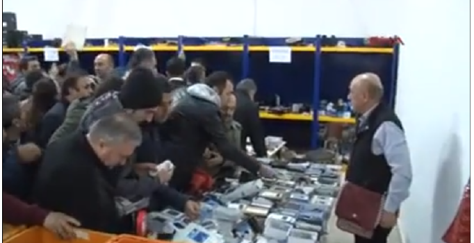 10 liradan satılan cep telefonları izdiham yarattı