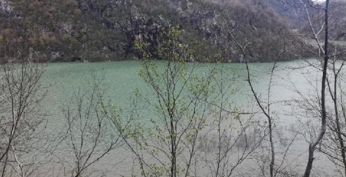 Baraj gölünde tekne alabora oldu: 1 kayıp