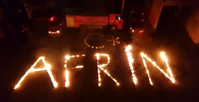 Malatya'da itfaiyeciler alevlerle 'Afrin' yazdı