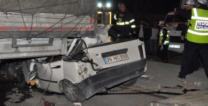 Önünde giden TIR'ın altına giren otomobil şoförü öldü