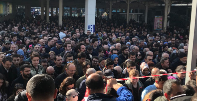 Vapurlar iptal edildi, Marmaray'da izdiham yaşandı
