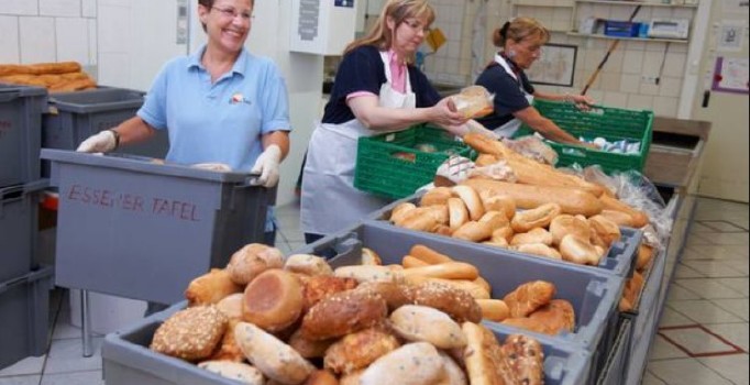 Almanya'da yabancılara yemek vermeyen aşevine yeni sağlık bakanından destek