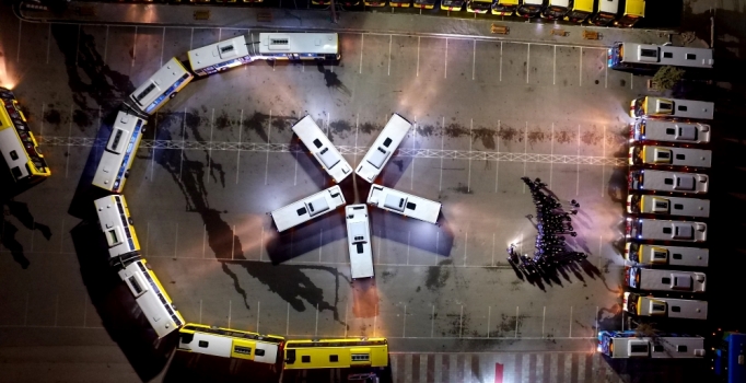 Şoförlerden Mehmetçiğe destek: Otobüslerle ay- yıldız koreografisi yaptılar