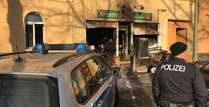 Almanya'da camiye saldırı