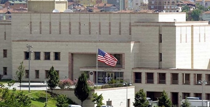 Suriyelilerden ABD Başkonsolosluğu önünde protesto