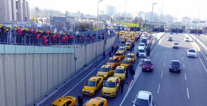 Taksicilerden adliye önünde UBER eylemi 