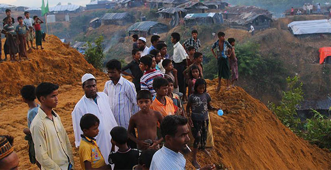 Myanmar'da Arakanlı Müslümanların köyüne top mermisi atıldı: 2 ölü