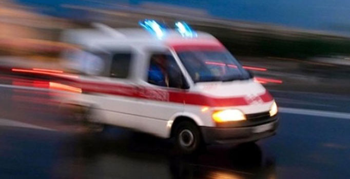 Esenlerde minibüs araçların üzerine devrildi: Yaralılar var