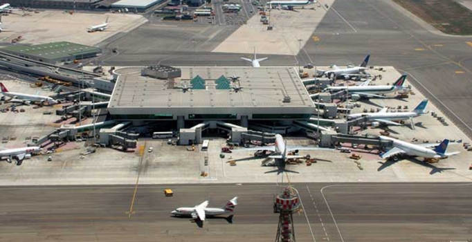 Havaalanındaki yangın seferleri iptal ettirdi