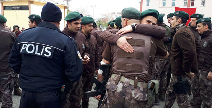 Özel harekat polisleri dualarla Afrin'e uğurlandı