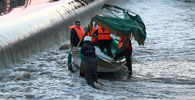 Son dakika! Bursa Osmangazi'de sandal devrildi, 5 kişiyi itfaiye kurtardı