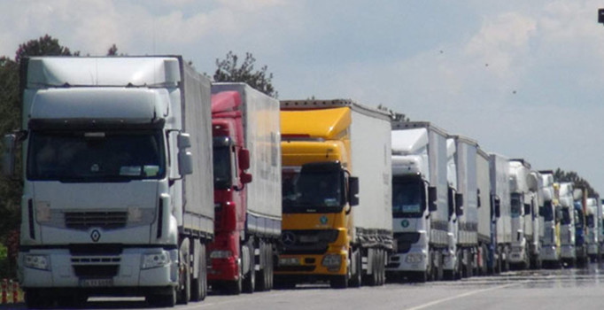 Kapıkule'de 14 kilometrelik TIR kuyruğu