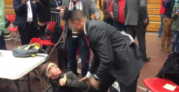 Trump’ın protesto edilişini fotoğraflayan muhabire dayak