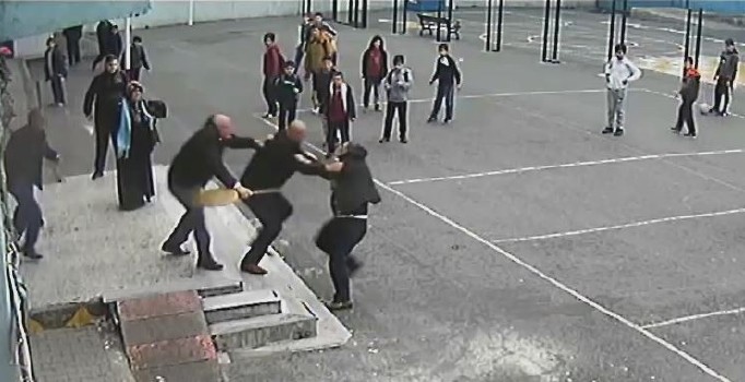 Veliden öğretmene yumruklu saldırı kamerada