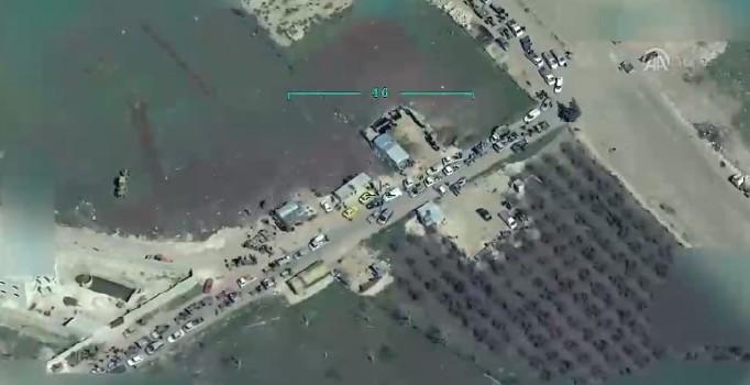 Terör örgütü YPG, sivillerin Afrin'den kaçışını kepçeyle engelledi | VİDEO