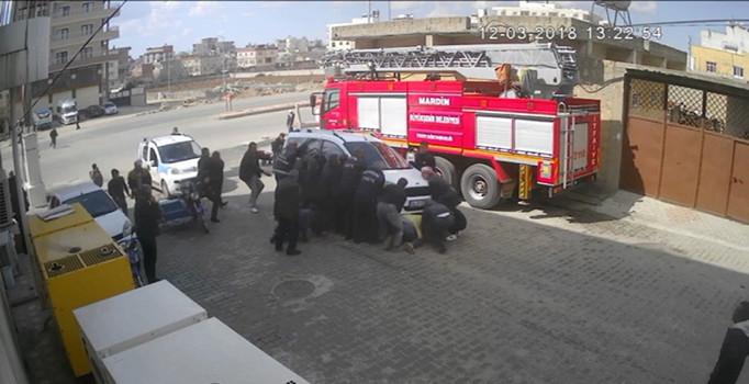 Aracın altında kalan çocuğu seferber olup kurtardılar