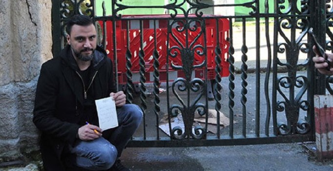 Alişan cami kapısına not yazdı