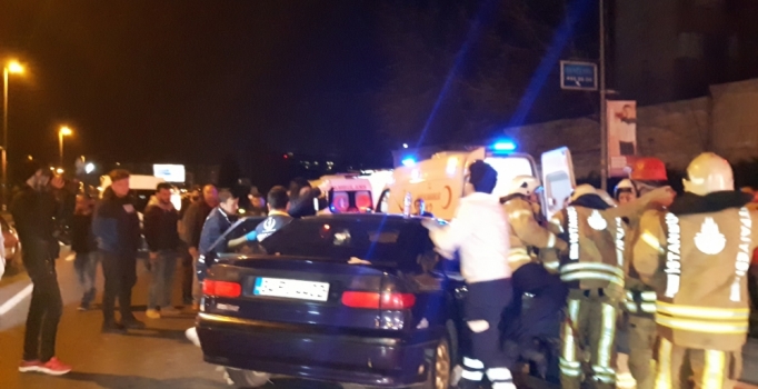 Bahçelievler'de kontrolden çıkan otomobil bariyere saplandı: 1 yaralı