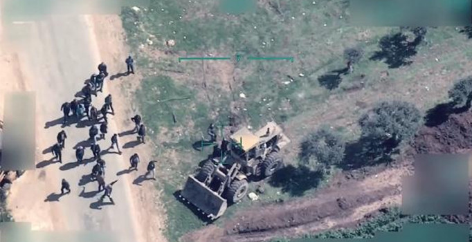 Afrin'de siviller, gitmelerine izin vermeyen teröristlere direniyor