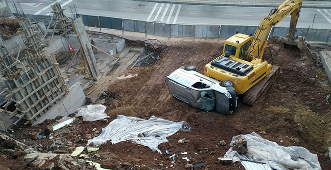 İstinat duvarı çöktü, araç inşaat alanına yuvarlandı