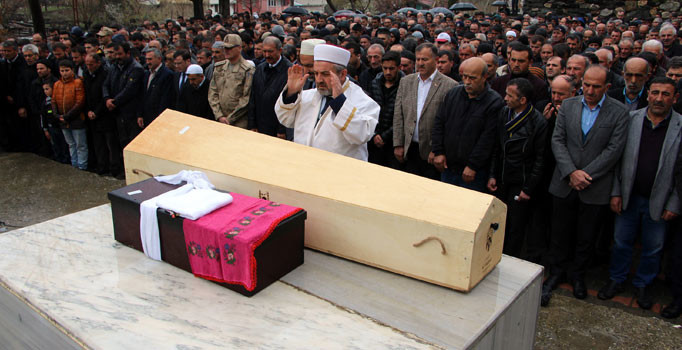 Otobüs kazasında ölen anne ve minik kızı son kez yan yana