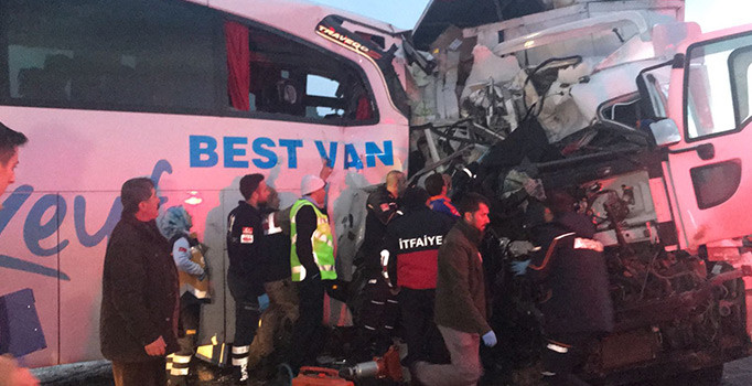 Muş'ta feci kaza: 1 ölü, 36 yaralı