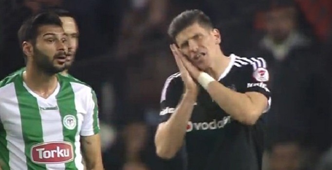 Beşiktaşlı golcü Mario Gomez Konyaspor maçında hakeme tepki gösterdi