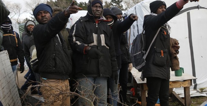 Fransa'dan İngiltere'ye tehdit: AB'den ayrılırsanız mültecileri durdurmayız