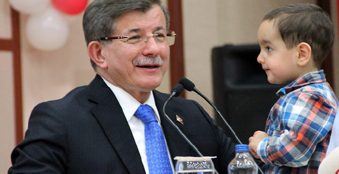 Davutoğlu: FETÖ'nün en büyük cinayeti akılları esir alması